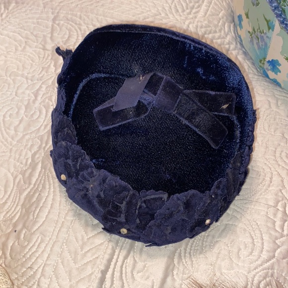 Gorgeous Vintage Hat box with assorted hats including Fur hats - Picture 8 of 15